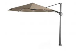 platinum zweefparasol challenge glow t2 350 taupe vrijstaand 247x165 - Platinum | Zweefparasol Challenger T² Glow Ø350 cm | Taupe