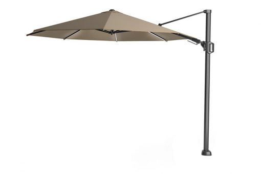 platinum zweefparasol challenge glow t2 350 taupe vrijstaand 510x340 - Platinum | Zweefparasol Challenger T² Glow Ø350 cm | Taupe