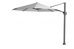 platinum zweefparasol challenger t1 350 lichtgrijs vrijstaand 247x165 - Platinum | Zweefparasol Challenger T¹ Ø350 cm | Lichtgrijs