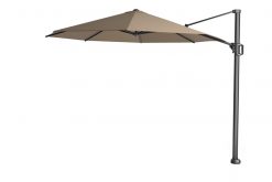 platinum zweefparasol challenger t1 350 taupe vrijstaand 247x165 - Platinum | Zweefparasol Challenger T¹ Ø350 cm | Taupe