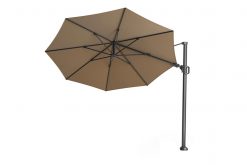 platinum zweefparasol challenger t2 350 taupe vrijstaand 247x165 - Platinum | Zweefparasol Challenger T² Ø350 cm | Taupe