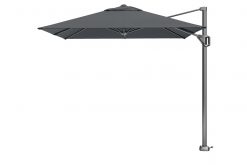 platinum zweefparasol voyager t1 25x25 antraciet vrijstaand 247x165 - Platinum | Zweefparasol Voyager T¹ 250 x 250 cm | Antraciet