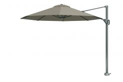 platinum zweefparasol voyager t1 300 taupe vrijstaand 247x165 - Platinum | Zweefparasol Voyager T¹ Ø 300 cm | Taupe